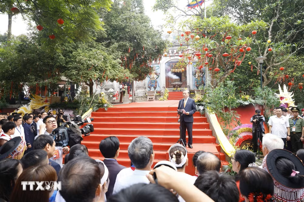 Trang nghiêm Lễ dâng hương tưởng niệm các Vua Hùng trên đỉnh núi Nghĩa Lĩnh- Ảnh 7. Trang nghiêm Lễ dâng hương tưởng niệm các Vua Hùng trên đỉnh núi Nghĩa Lĩnh- Ảnh 7.