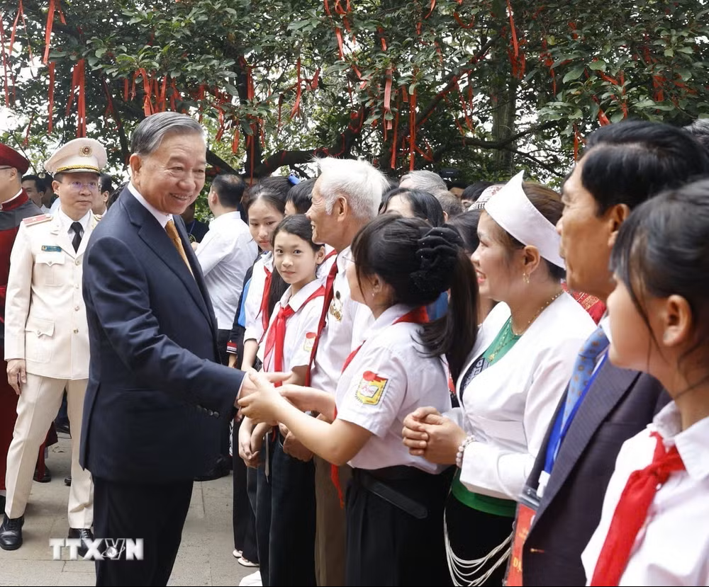 Trang nghiêm Lễ dâng hương tưởng niệm các Vua Hùng trên đỉnh núi Nghĩa Lĩnh- Ảnh 6. Trang nghiêm Lễ dâng hương tưởng niệm các Vua Hùng trên đỉnh núi Nghĩa Lĩnh- Ảnh 6.