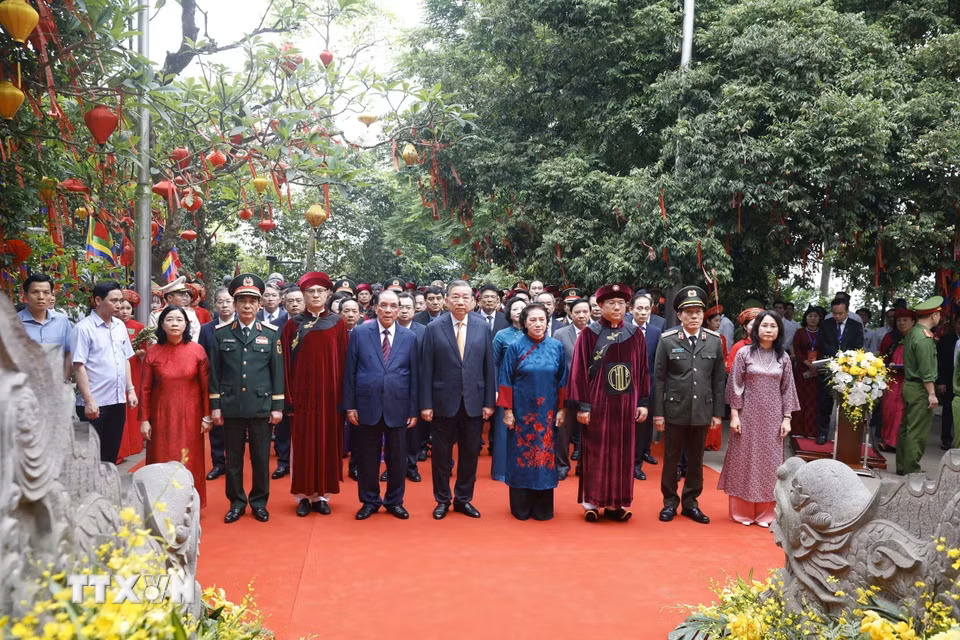 Trang nghiêm Lễ dâng hương tưởng niệm các Vua Hùng trên đỉnh núi Nghĩa Lĩnh- Ảnh 1. Trang nghiêm Lễ dâng hương tưởng niệm các Vua Hùng trên đỉnh núi Nghĩa Lĩnh- Ảnh 1.