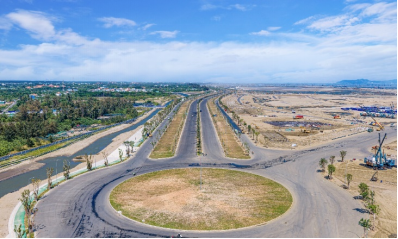 Đại lộ Thời Đại dài 12km, rộng tới 120m đã được trải nhựa, sẵn sàng đón những chuyến xe đầu tiên lăn bánh. Đại lộ Thời Đại dài 12km, rộng tới 120m đã được trải nhựa, sẵn sàng đón những chuyến xe đầu tiên lăn bánh.