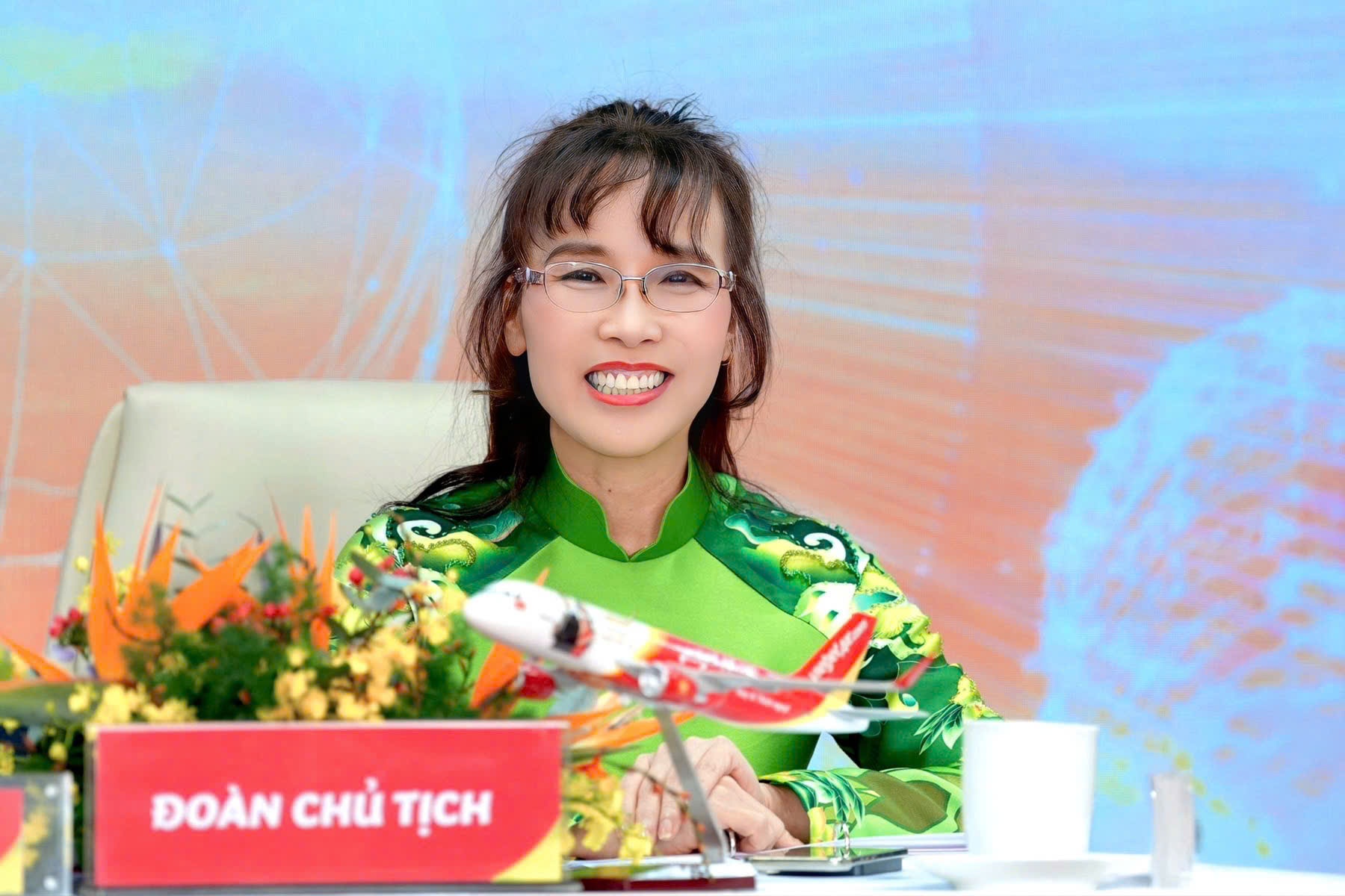 Chủ tịch HĐQT Vietjet – Tiến sĩ Nguyễn Thị Phương Thảo cho biết Vietjet không chỉ vận chuyển hành khách, Vietjet kết nối những nền kinh tế, những giấc mơ và tương lai. Chủ tịch HĐQT Vietjet – Tiến sĩ Nguyễn Thị Phương Thảo cho biết Vietjet không chỉ vận chuyển hành khách, Vietjet kết nối những nền kinh tế, những giấc mơ và tương lai.