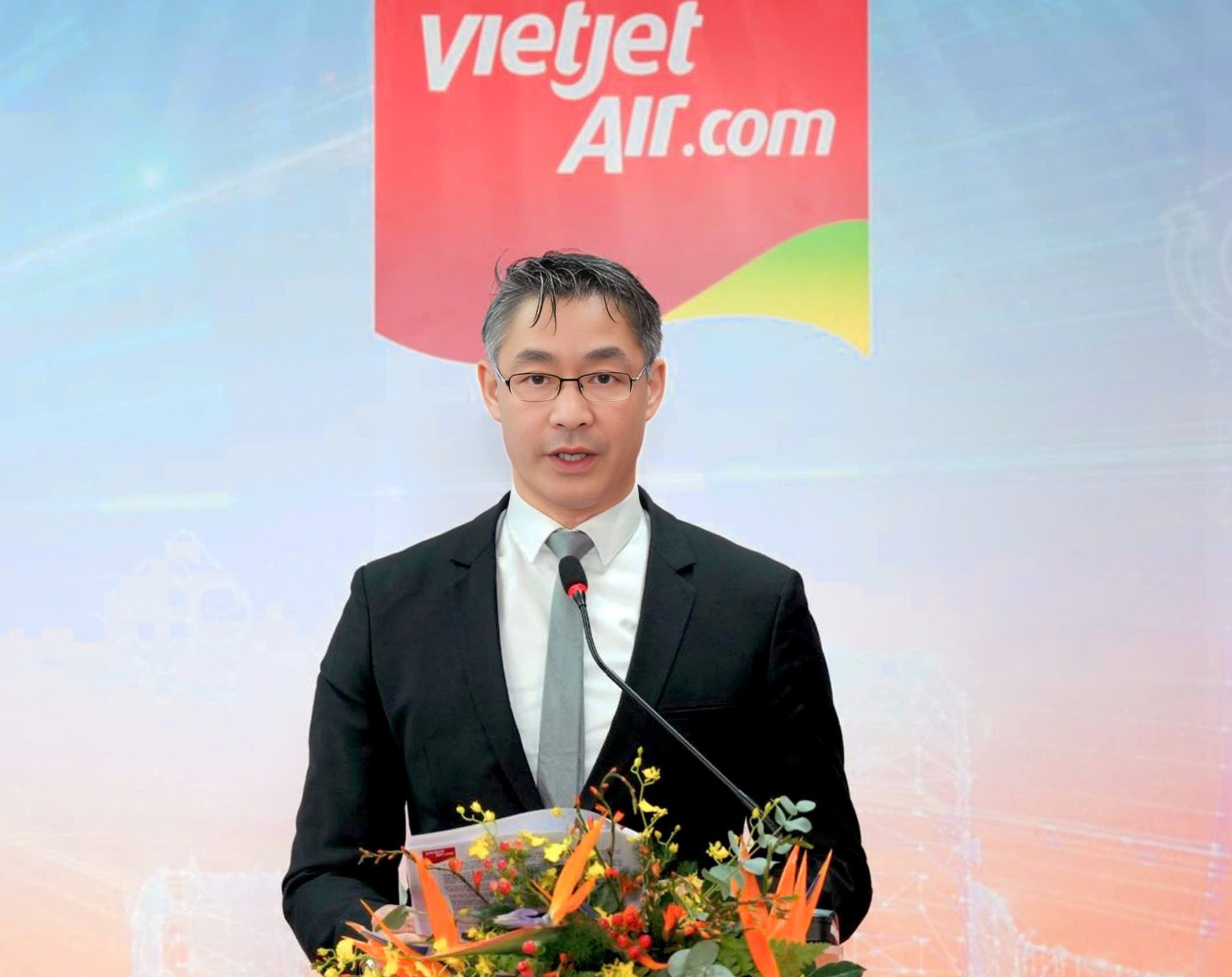 Thành viên HĐQT độc lập Vietjet - Nguyên Phó Thủ tướng CHLB Đức Philipp Rösler cho biết với mô hình kết hợp giữa quản trị chi phí hiệu quả và các yếu tố dịch vụ cần thiết, Vietjet sẽ duy trì lợi thế cạnh tranh về chi phí, đồng thời mang tới trải nghiệm tốt đẹp cho hành khách trên các đường bay dài. Thành viên HĐQT độc lập Vietjet - Nguyên Phó Thủ tướng CHLB Đức Philipp Rösler cho biết với mô hình kết hợp giữa quản trị chi phí hiệu quả và các yếu tố dịch vụ cần thiết, Vietjet sẽ duy trì lợi thế cạnh tranh về chi phí, đồng thời mang tới trải nghiệm tốt đẹp cho hành khách trên các đường bay dài.