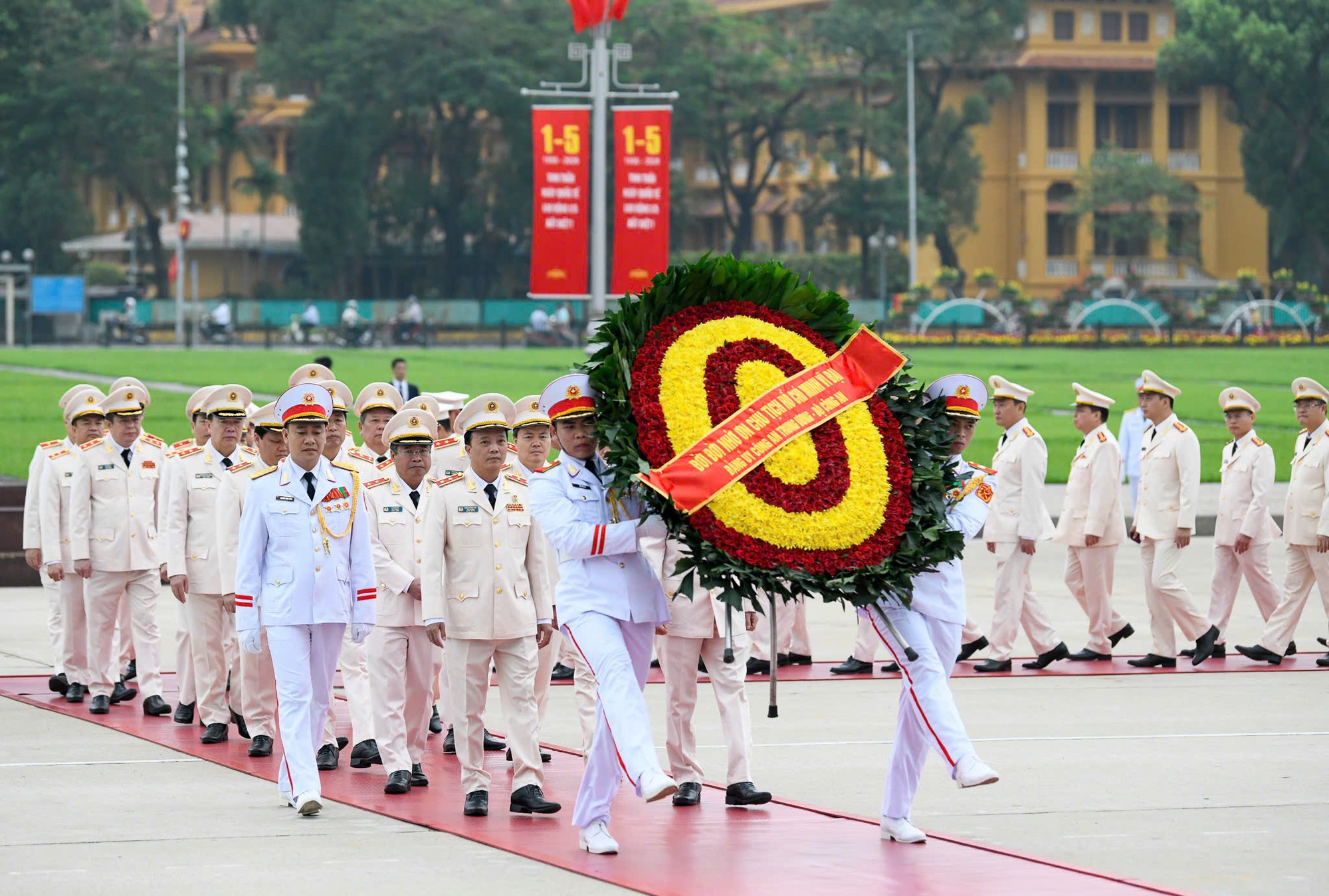 Lãnh đạo Đảng, Nhà nước vào Lăng viếng Chủ tịch Hồ Chí Minh nhân kỷ niệm 51 năm Ngày giải phóng miền Nam, thống nhất đất nước- Ảnh 4. Lãnh đạo Đảng, Nhà nước vào Lăng viếng Chủ tịch Hồ Chí Minh nhân kỷ niệm 51 năm Ngày giải phóng miền Nam, thống nhất đất nước- Ảnh 4.