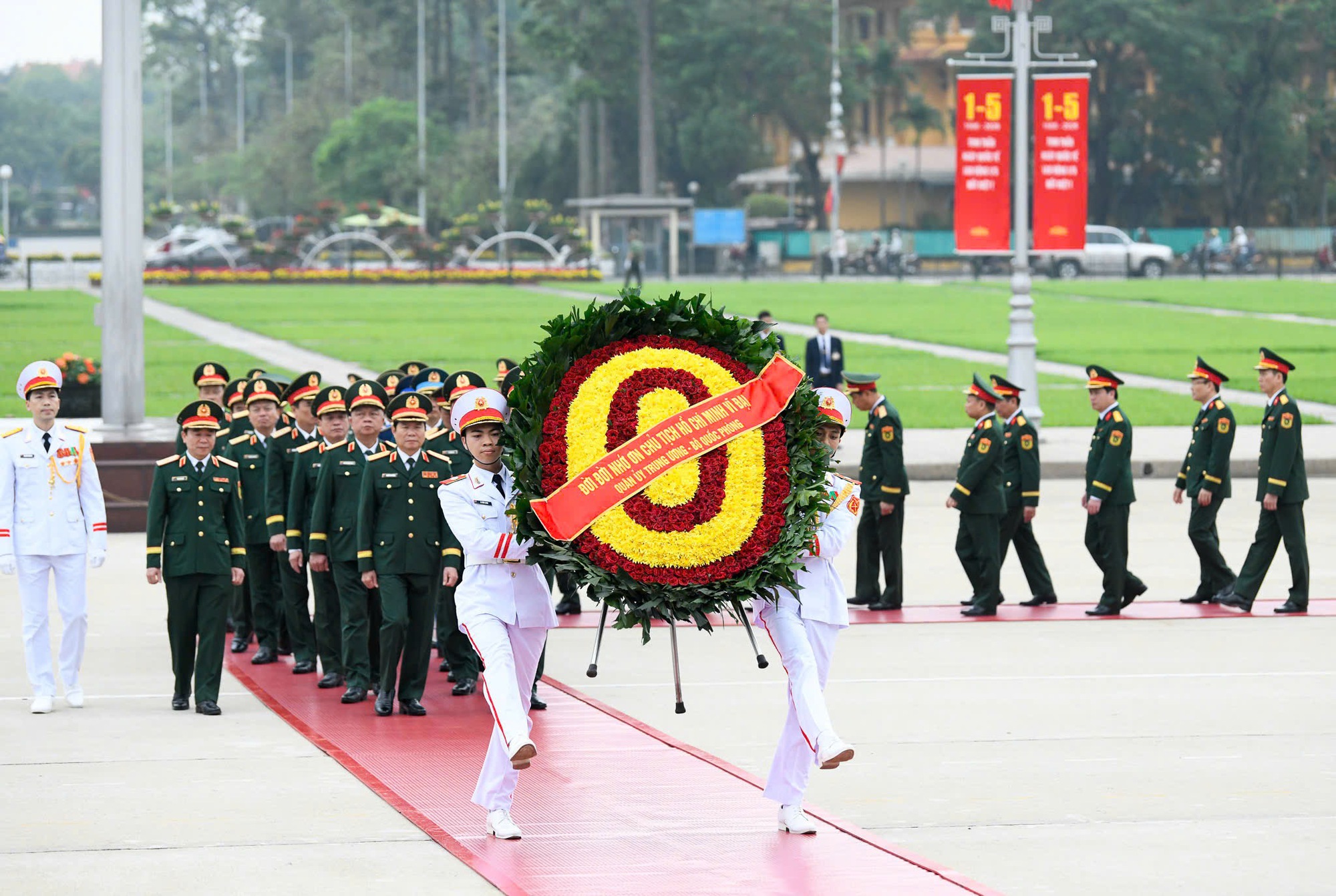 Lãnh đạo Đảng, Nhà nước vào Lăng viếng Chủ tịch Hồ Chí Minh nhân kỷ niệm 51 năm Ngày giải phóng miền Nam, thống nhất đất nước- Ảnh 3. Lãnh đạo Đảng, Nhà nước vào Lăng viếng Chủ tịch Hồ Chí Minh nhân kỷ niệm 51 năm Ngày giải phóng miền Nam, thống nhất đất nước- Ảnh 3.