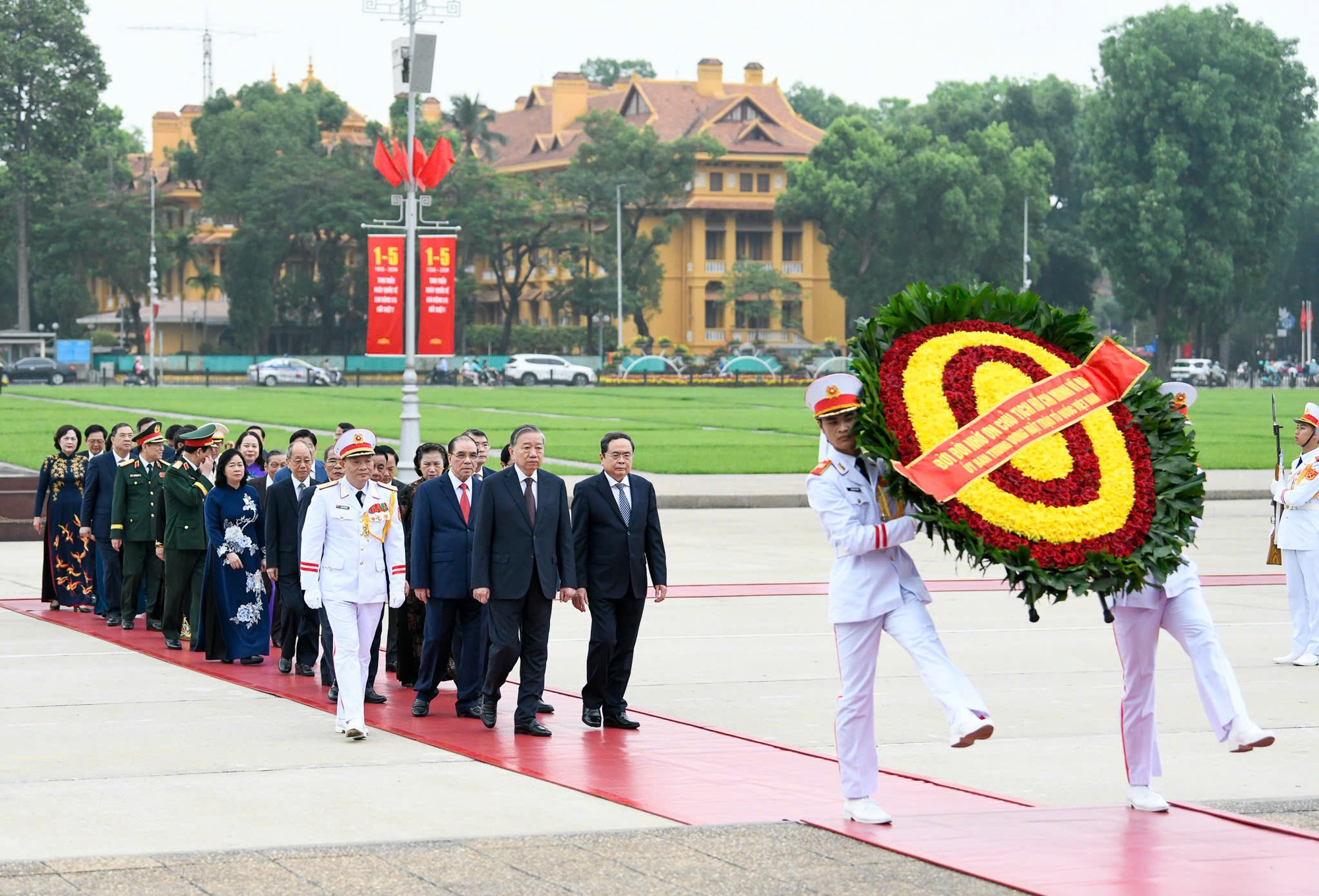 Lãnh đạo Đảng, Nhà nước vào Lăng viếng Chủ tịch Hồ Chí Minh nhân kỷ niệm 51 năm Ngày giải phóng miền Nam, thống nhất đất nước- Ảnh 1. Lãnh đạo Đảng, Nhà nước vào Lăng viếng Chủ tịch Hồ Chí Minh nhân kỷ niệm 51 năm Ngày giải phóng miền Nam, thống nhất đất nước- Ảnh 1.