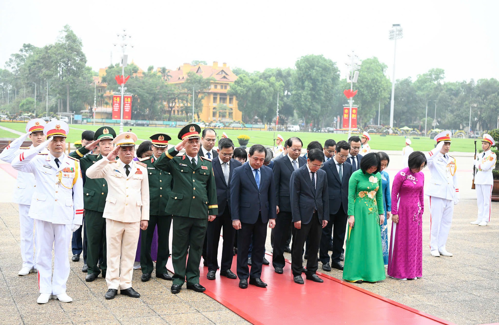 Lãnh đạo Đảng, Nhà nước vào Lăng viếng Chủ tịch Hồ Chí Minh nhân kỷ niệm 51 năm Ngày giải phóng miền Nam, thống nhất đất nước- Ảnh 5. Lãnh đạo Đảng, Nhà nước vào Lăng viếng Chủ tịch Hồ Chí Minh nhân kỷ niệm 51 năm Ngày giải phóng miền Nam, thống nhất đất nước- Ảnh 5.