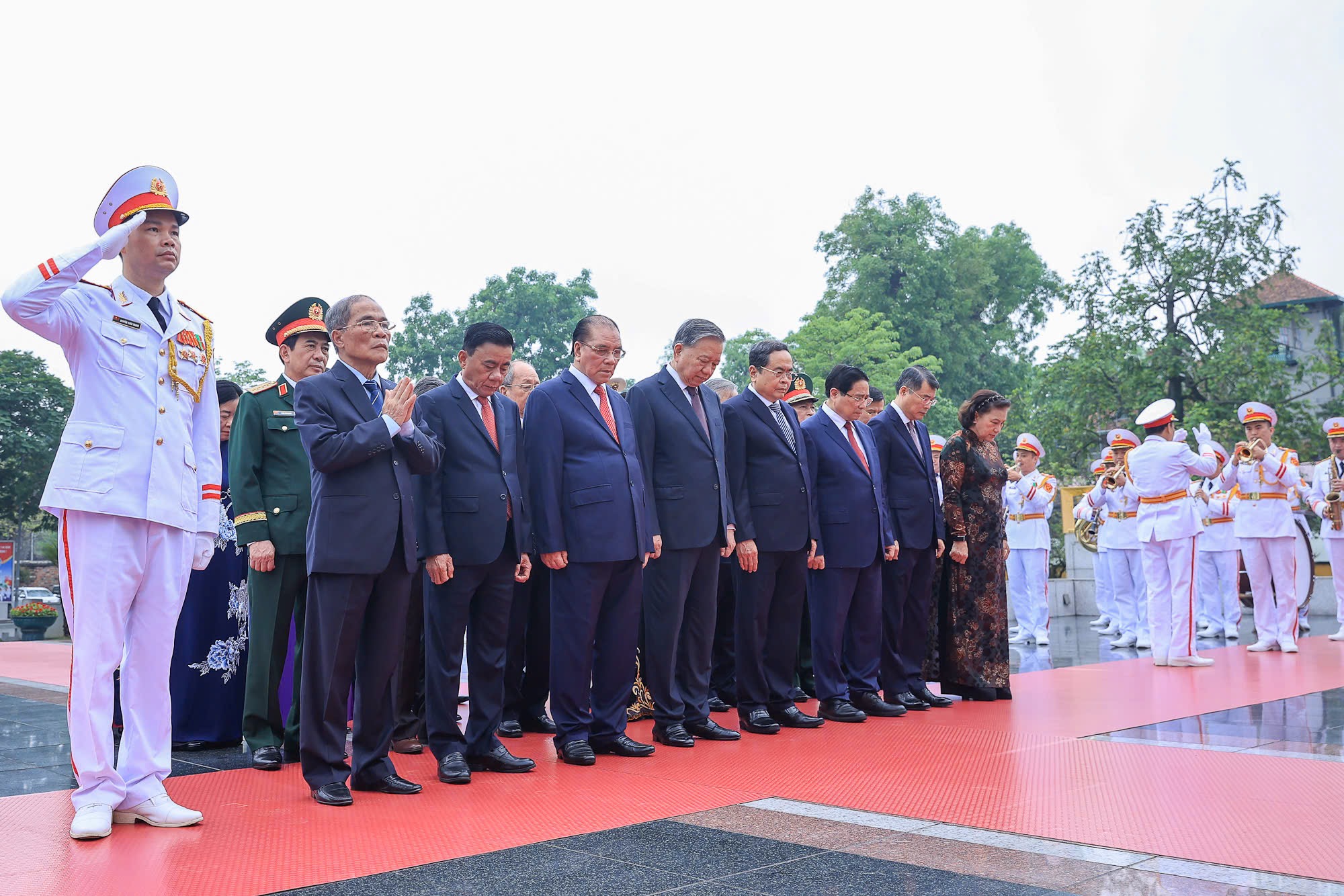 Lãnh đạo Đảng, Nhà nước vào Lăng viếng Chủ tịch Hồ Chí Minh nhân kỷ niệm 51 năm Ngày giải phóng miền Nam, thống nhất đất nước- Ảnh 6. Lãnh đạo Đảng, Nhà nước vào Lăng viếng Chủ tịch Hồ Chí Minh nhân kỷ niệm 51 năm Ngày giải phóng miền Nam, thống nhất đất nước- Ảnh 6.