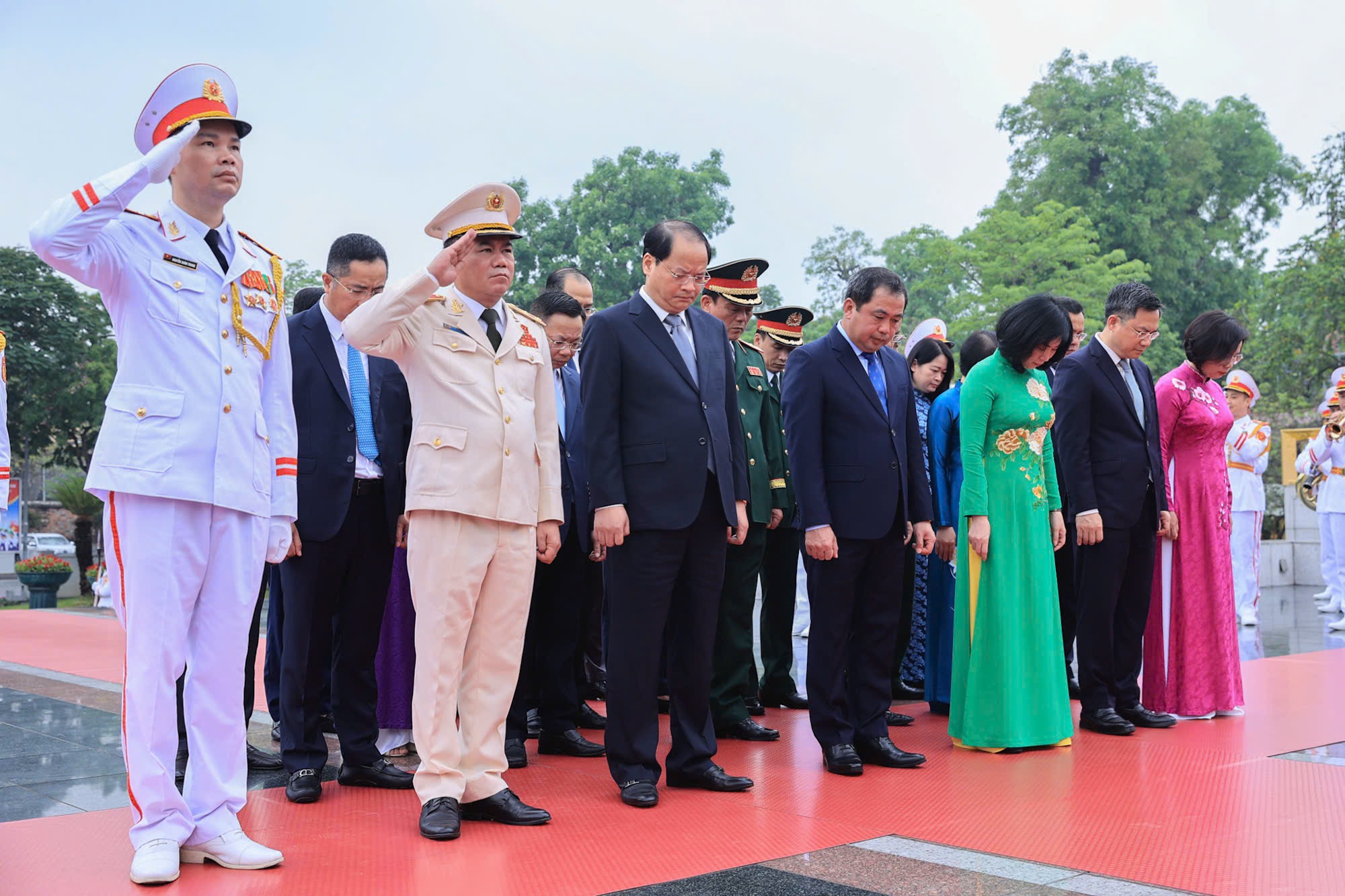 Lãnh đạo Đảng, Nhà nước vào Lăng viếng Chủ tịch Hồ Chí Minh nhân kỷ niệm 51 năm Ngày giải phóng miền Nam, thống nhất đất nước- Ảnh 9. Lãnh đạo Đảng, Nhà nước vào Lăng viếng Chủ tịch Hồ Chí Minh nhân kỷ niệm 51 năm Ngày giải phóng miền Nam, thống nhất đất nước- Ảnh 9.