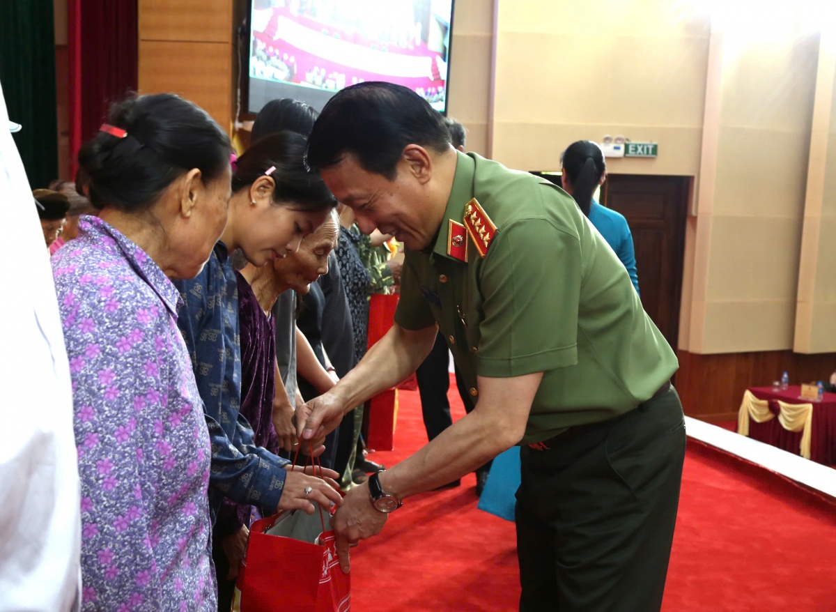 Đoàn đại biểu Quốc hội tỉnh Hưng Yên tiếp xúc cử tri sau Kỳ họp thứ nhất, Quốc hội khóa XVI Đoàn đại biểu Quốc hội tỉnh Hưng Yên tiếp xúc cử tri sau Kỳ họp thứ nhất, Quốc hội khóa XVI