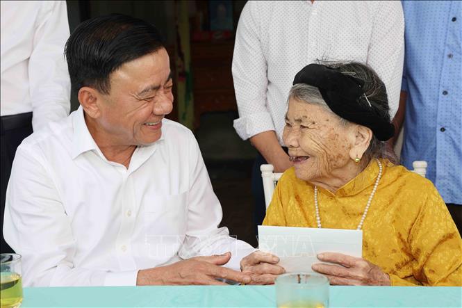 Thường trực Ban Bí thư dâng hương tưởng niệm Chủ tịch Hồ Chí Minh tại Nghệ An- Ảnh 3. Thường trực Ban Bí thư dâng hương tưởng niệm Chủ tịch Hồ Chí Minh tại Nghệ An- Ảnh 3.
