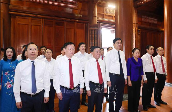 Thường trực Ban Bí thư dâng hương tưởng niệm Chủ tịch Hồ Chí Minh tại Nghệ An- Ảnh 2. Thường trực Ban Bí thư dâng hương tưởng niệm Chủ tịch Hồ Chí Minh tại Nghệ An- Ảnh 2.