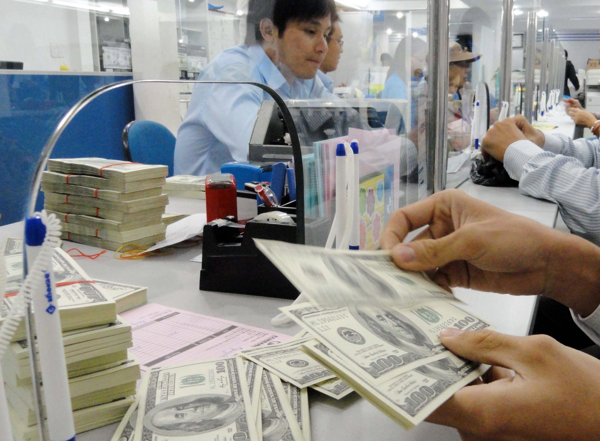 Kiều hối chuyển qua các tổ chức tín dụng và tổ chức kinh tế đảm bảo an toàn và có các dịch vụ ngân hàng tăng thêm Kiều hối chuyển qua các tổ chức tín dụng và tổ chức kinh tế đảm bảo an toàn và có các dịch vụ ngân hàng tăng thêm