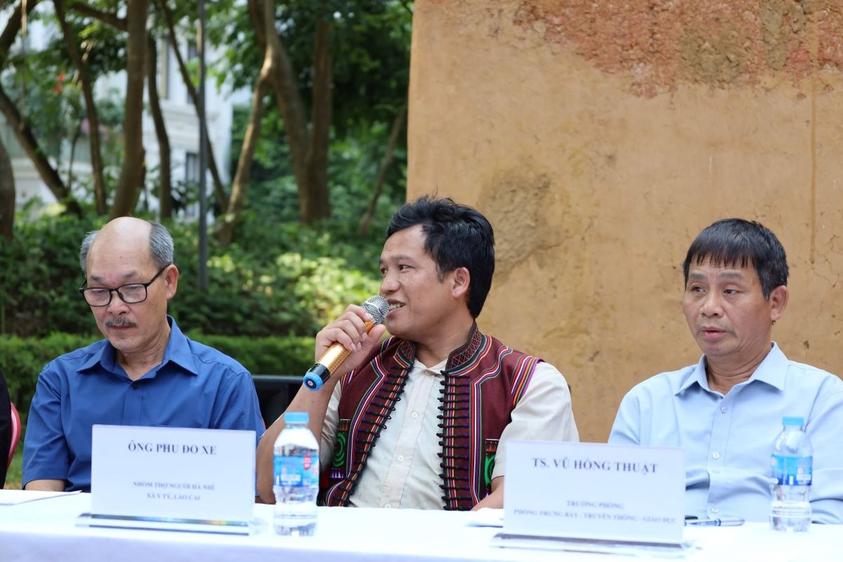 Anh Phu Đo Xe, thợ sửa nhà người Hà Nhì bày tỏ niềm tự hào khi được sửa chữa ngôi nhà truyền thống của dân tộc mình