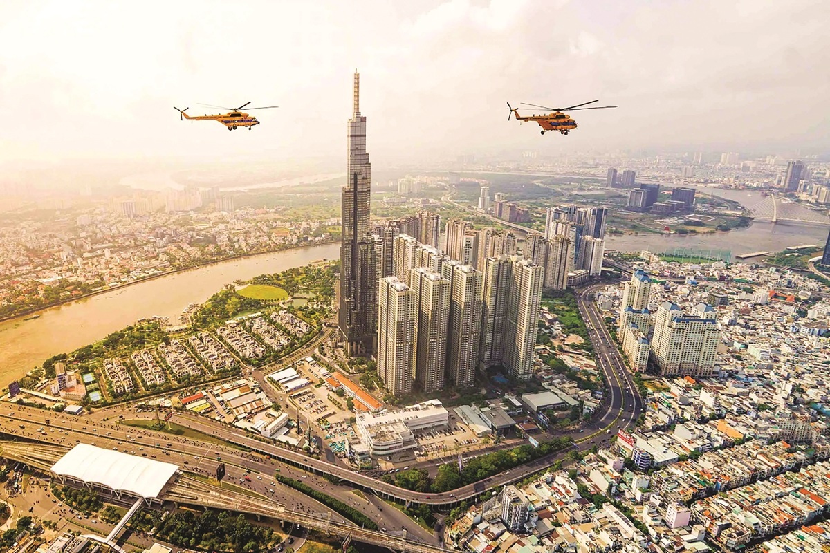 Trực thăng diễn tập bay trên bầu trời TP. Hồ Chí Minh chuẩn bị cho Lễ diễu binh kỷ niệm 50 năm Ngày Giải phóng miền Nam, thống nhất đất nước 