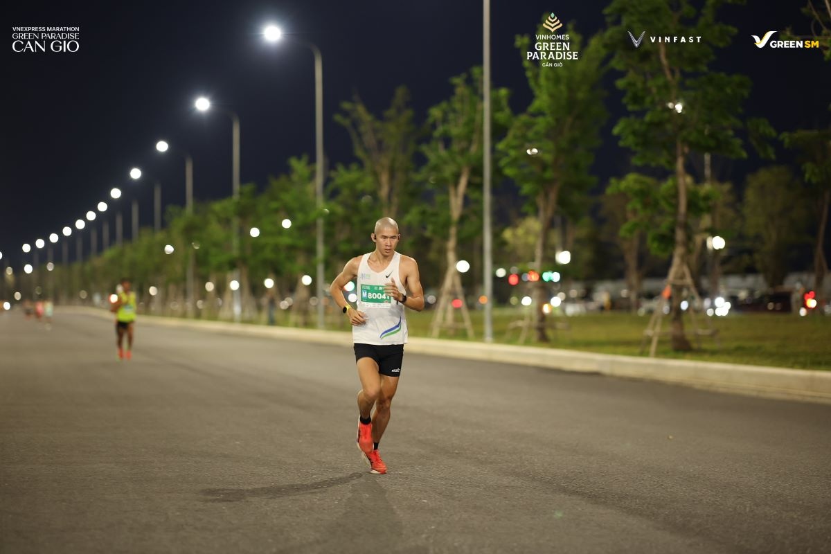 Runner Triệu Tiến Luyện trên cung đường chạy 21 km đoạn qua đại lộ Thời Đại - Vinhomes Green Paradise Runner Triệu Tiến Luyện trên cung đường chạy 21 km đoạn qua đại lộ Thời Đại - Vinhomes Green Paradise