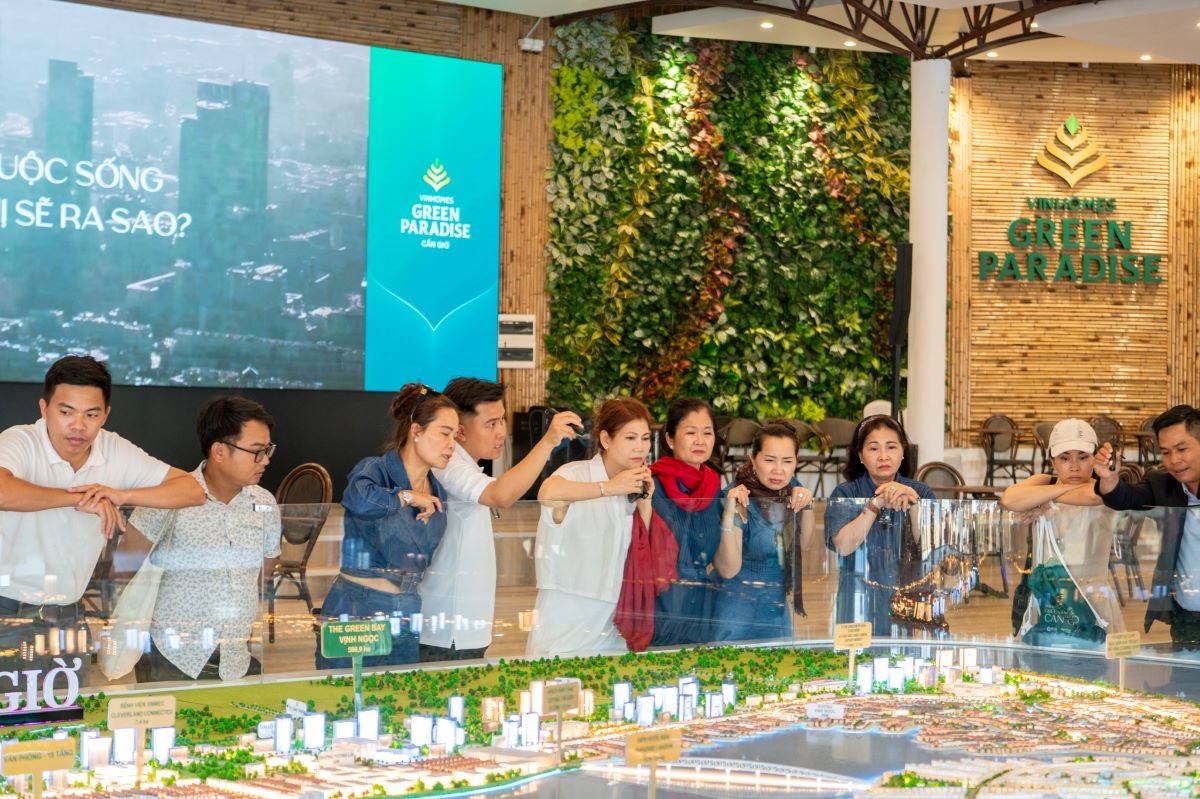 Văn phòng bán hàng Vinhomes Green Paradise tại Cần Giờ thu hút đông đảo khách hàng ngay trong kỳ nghỉ lễ 30/4 - 1/5 Văn phòng bán hàng Vinhomes Green Paradise tại Cần Giờ thu hút đông đảo khách hàng ngay trong kỳ nghỉ lễ 30/4 - 1/5
