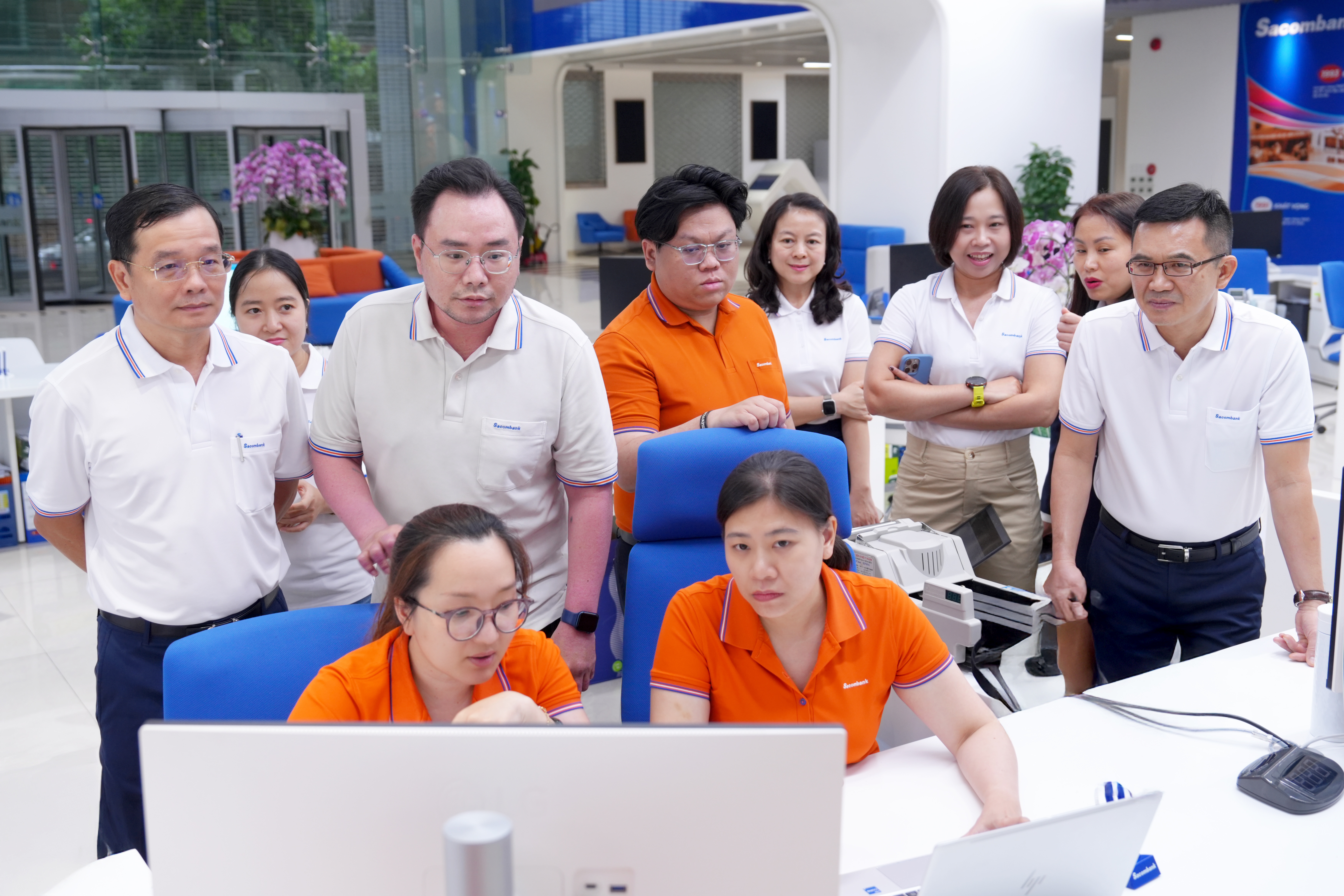  Ban lãnh đạo ngân hàng trực tiếp chỉ đạo và động viên đội ngũ triển khai xuyên suốt dịp lễ 30/4 – 1/5.