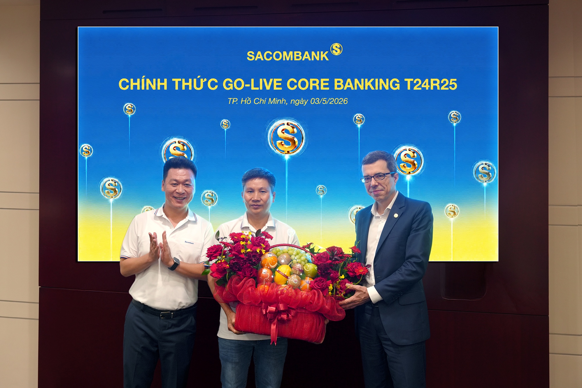 Ông Loic Faussier - Quyền Tổng giám đốc SACOMBANK (bên phải) trao quà chúc mừng, ghi nhận nỗ lực của đội ngũ dự án sau cột mốc nâng cấp thành công Core Banking T24 R25.