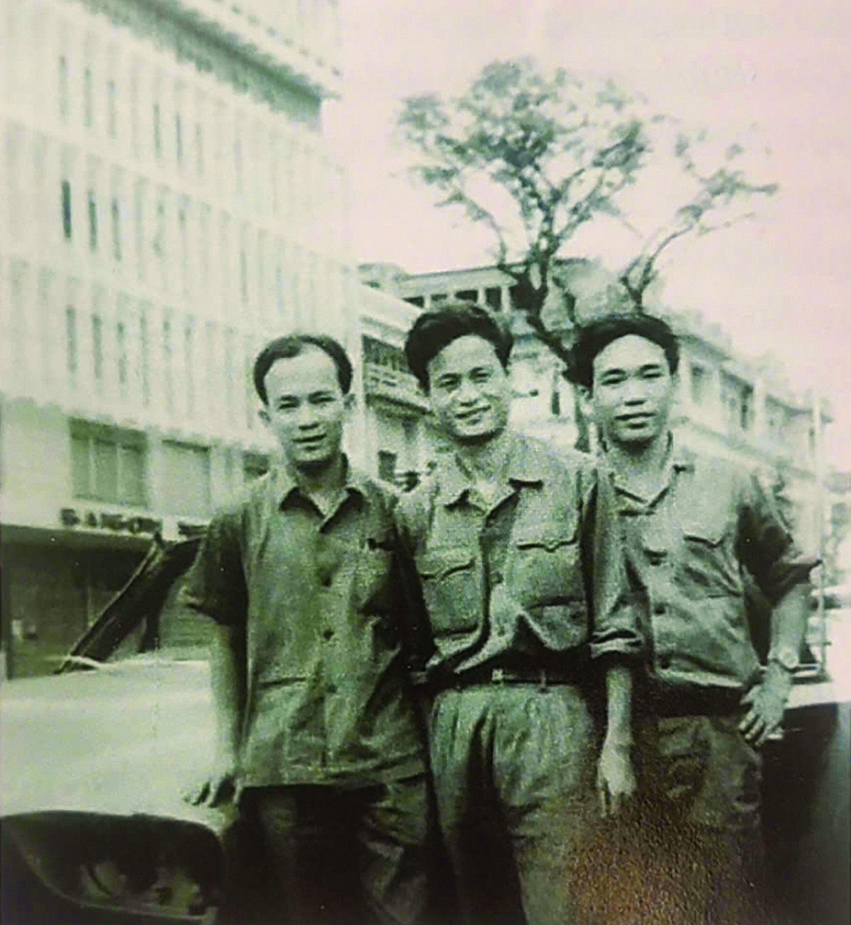 Những cán bộ ngân hàng trong quân phục giải phóng ngày đầu tại bến Chương Dương Những cán bộ ngân hàng trong quân phục giải phóng ngày đầu tại bến Chương Dương