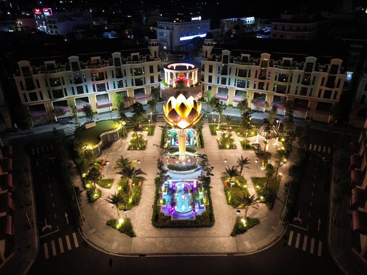 Nếu Phước Thọ lấy cảm hứng từ đất và lửa, thì dự án tại Long Xuyên lại là bài ca của núi và nước.