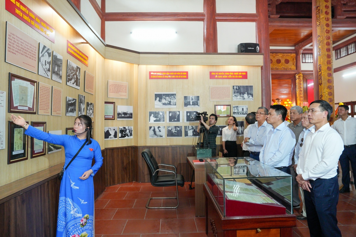 Lãnh đạo NHNN dâng hương tưởng niệm cố Phó Chủ tịch nước Nguyễn Lương Bằng - Tổng Giám đốc đầu tiên của Ngân hàng Quốc gia Việt Nam