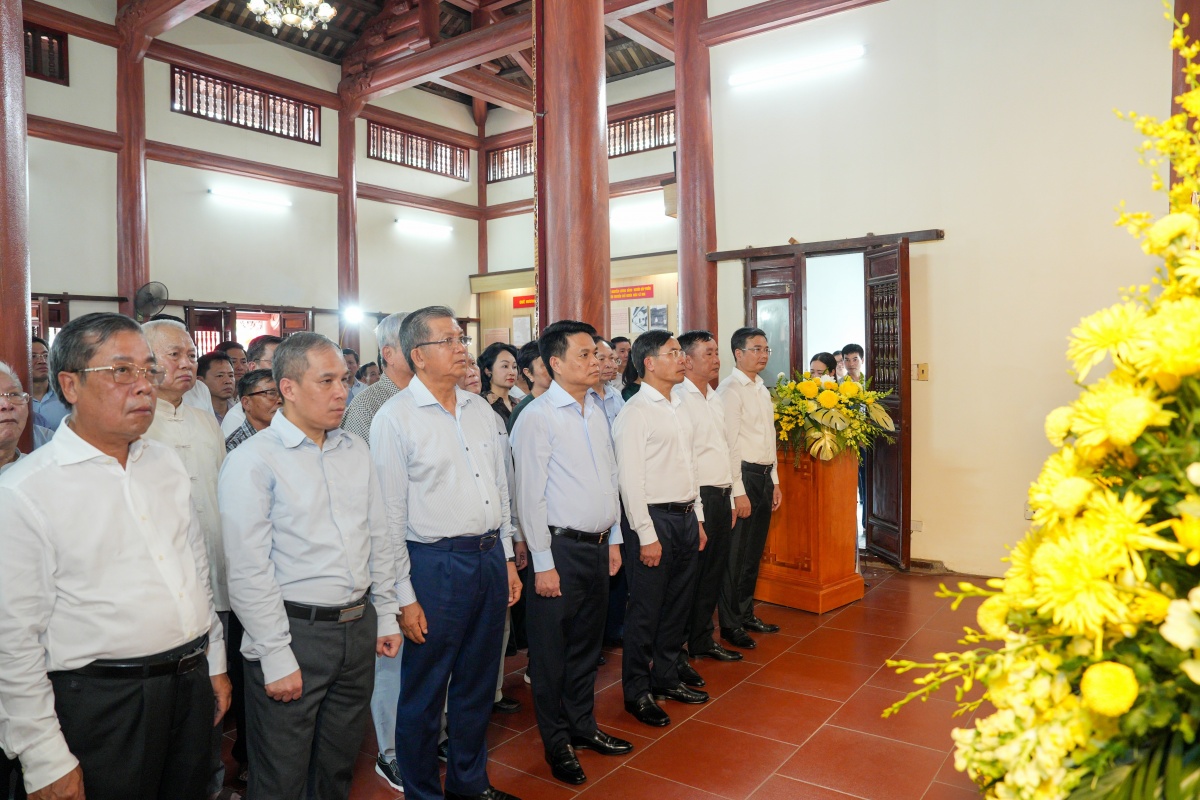 Lãnh đạo NHNN dâng hương tưởng niệm cố Phó Chủ tịch nước Nguyễn Lương Bằng - Tổng Giám đốc đầu tiên của Ngân hàng Quốc gia Việt Nam