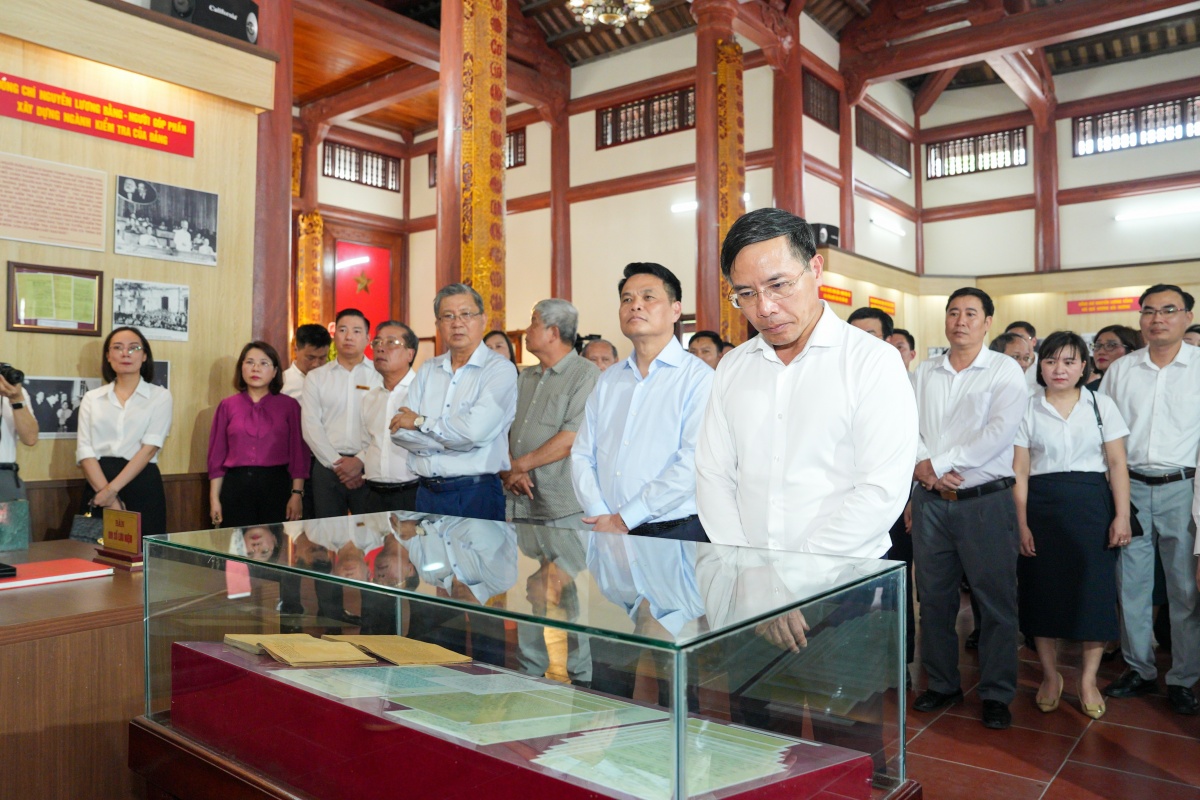 Lãnh đạo NHNN dâng hương tưởng niệm cố Phó Chủ tịch nước Nguyễn Lương Bằng - Tổng Giám đốc đầu tiên của Ngân hàng Quốc gia Việt Nam