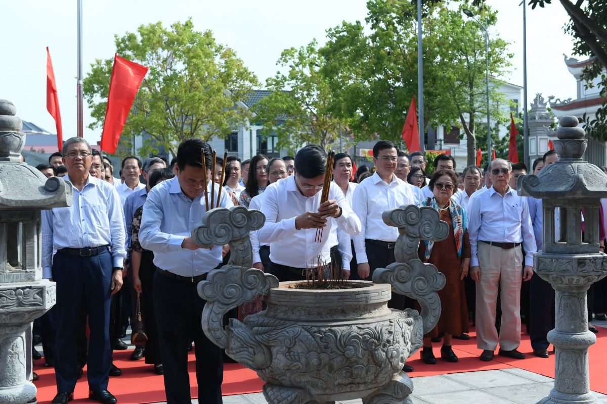 Lãnh đạo NHNN dâng hương tưởng niệm cố Phó Chủ tịch nước Nguyễn Lương Bằng - Tổng Giám đốc đầu tiên của Ngân hàng Quốc gia Việt Nam