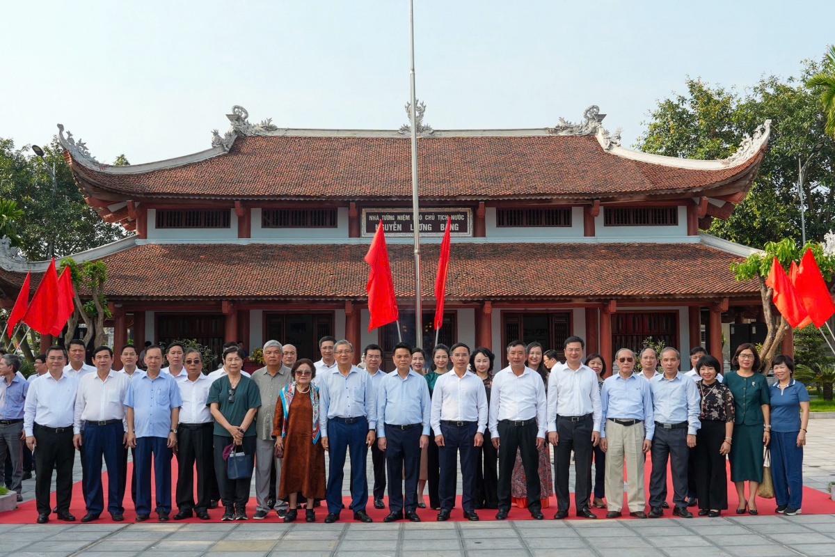 Lãnh đạo NHNN dâng hương tưởng niệm cố Phó Chủ tịch nước Nguyễn Lương Bằng - Tổng Giám đốc đầu tiên của Ngân hàng Quốc gia Việt Nam