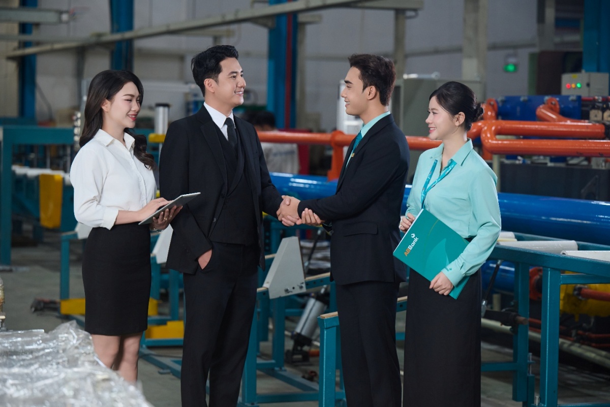 Khách hàng cần một ngân hàng có thể thấu hiểu và xuất hiện đúng lúc Khách hàng cần một ngân hàng có thể thấu hiểu và xuất hiện đúng lúc