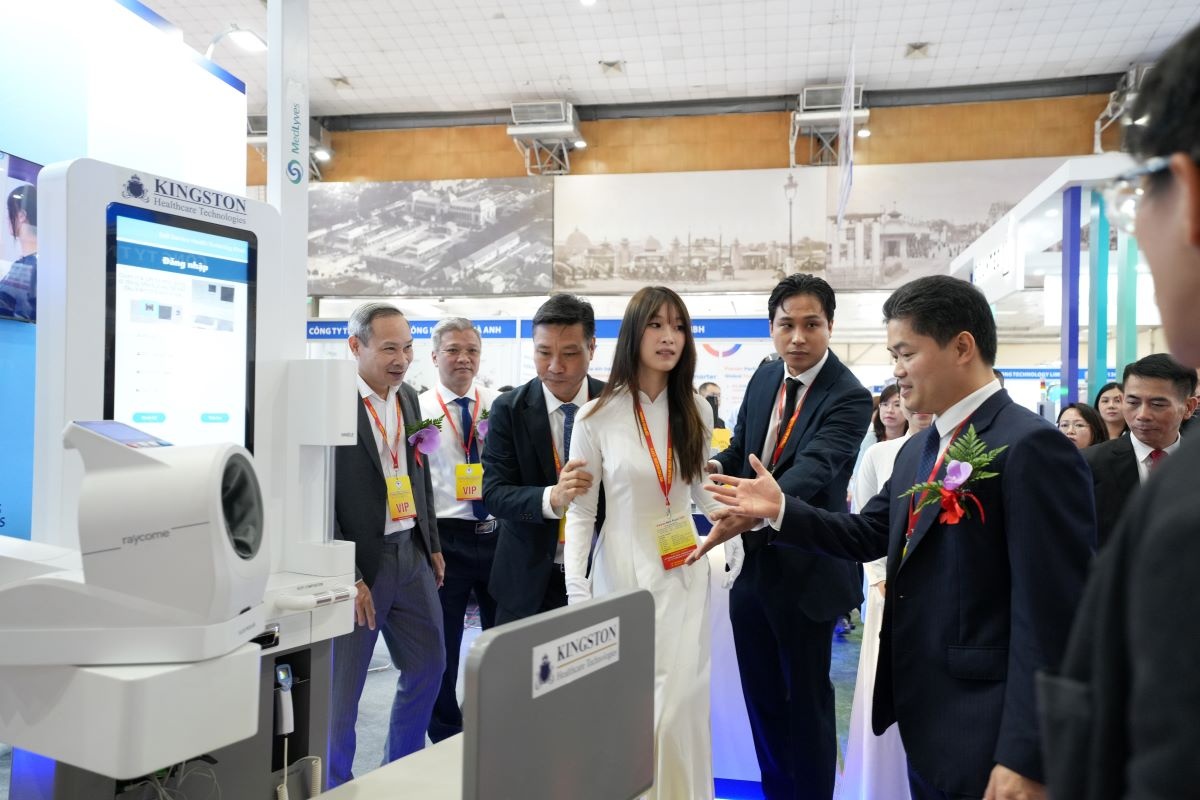 Các đại biểu tham quan triển lãm Các đại biểu tham quan triển lãm