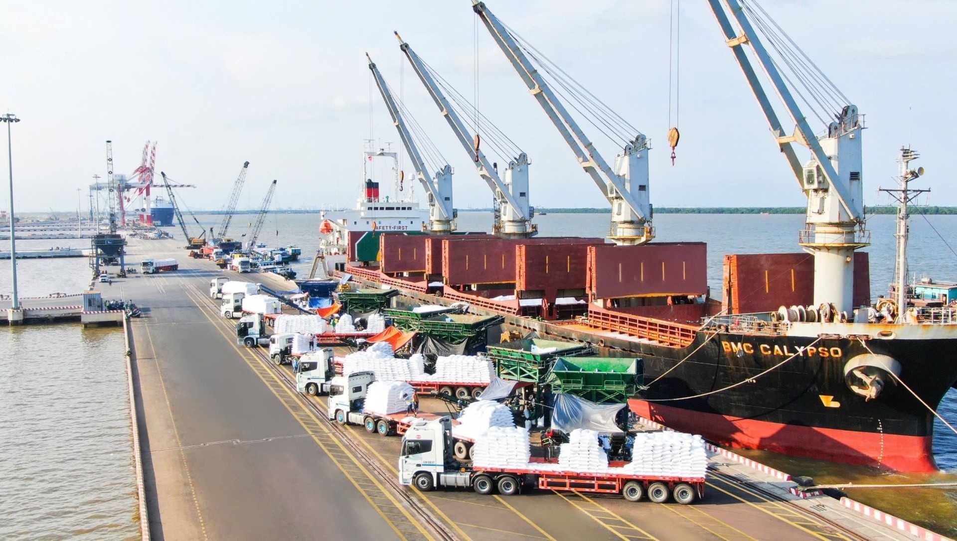 Chuyển đổi số không còn là xu hướng mà đã trở thành điều kiện sống còn cho doanh nghiệp logistics trong bối cảnh chuỗi cung ứng toàn cầu đang chuyển dịch mạnh mẽ Chuyển đổi số không còn là xu hướng mà đã trở thành điều kiện sống còn cho doanh nghiệp logistics trong bối cảnh chuỗi cung ứng toàn cầu đang chuyển dịch mạnh mẽ