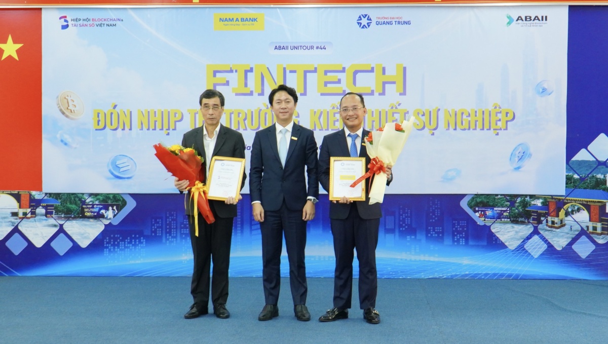 Từ Mobile Banking đến AI Banking: Chủ động đón đầu cuộc đua tài chính mới Từ Mobile Banking đến AI Banking: Chủ động đón đầu cuộc đua tài chính mới