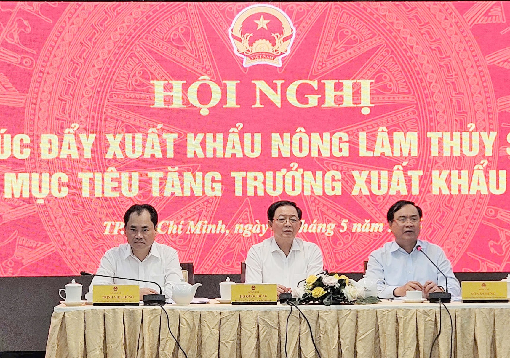 Phó Thủ tướng chỉ đạo gỡ “điểm nghẽn” xuất khẩu nguyên liệu thô