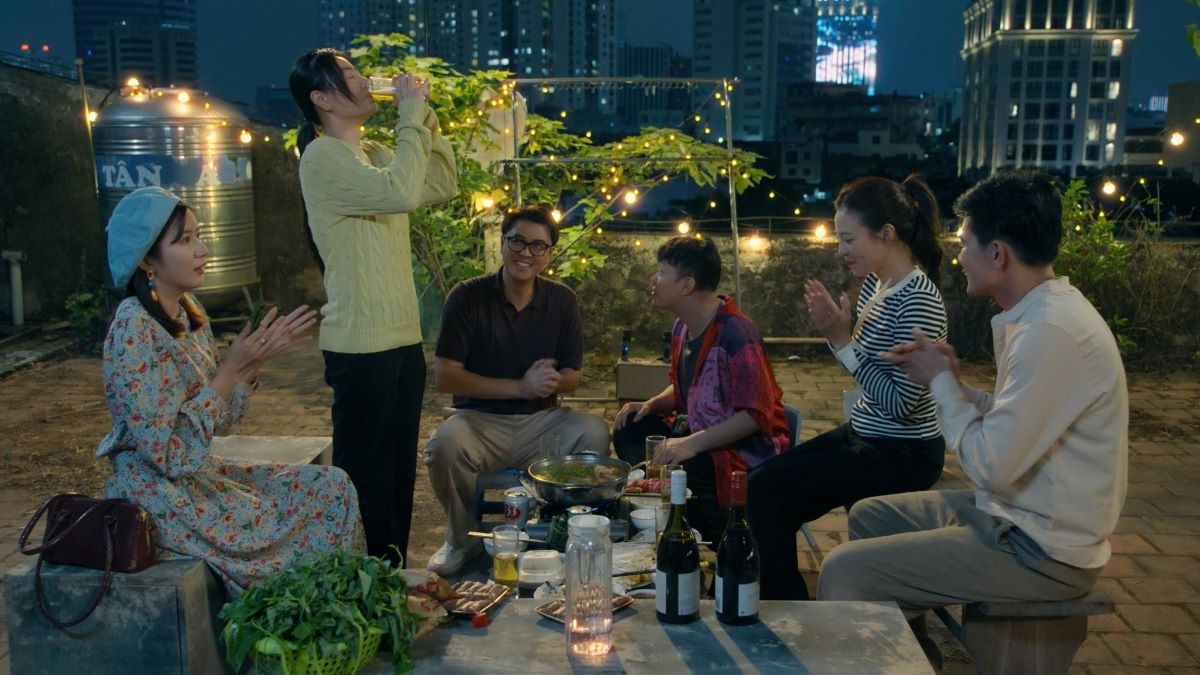 Cảnh trong phim “Dưới ô cửa sáng đèn”: Lưu giữ ký ức khu tập thể Hà Nội bằng đời thường