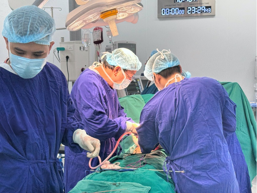 TTƯT.TS.BS Lê Minh Sơn cùng ê-kíp thực hiện ca phẫu thuật. TTƯT.TS.BS Lê Minh Sơn cùng ê-kíp thực hiện ca phẫu thuật.