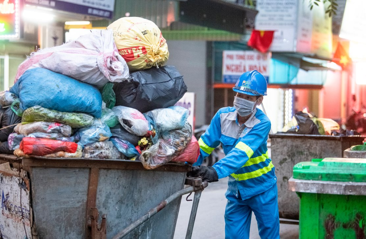 Lượng chất thải rắn sinh hoạt tại Việt Nam và Hà Nội tiếp tục gia tăng, tạo áp lực lớn lên hạ tầng môi trường