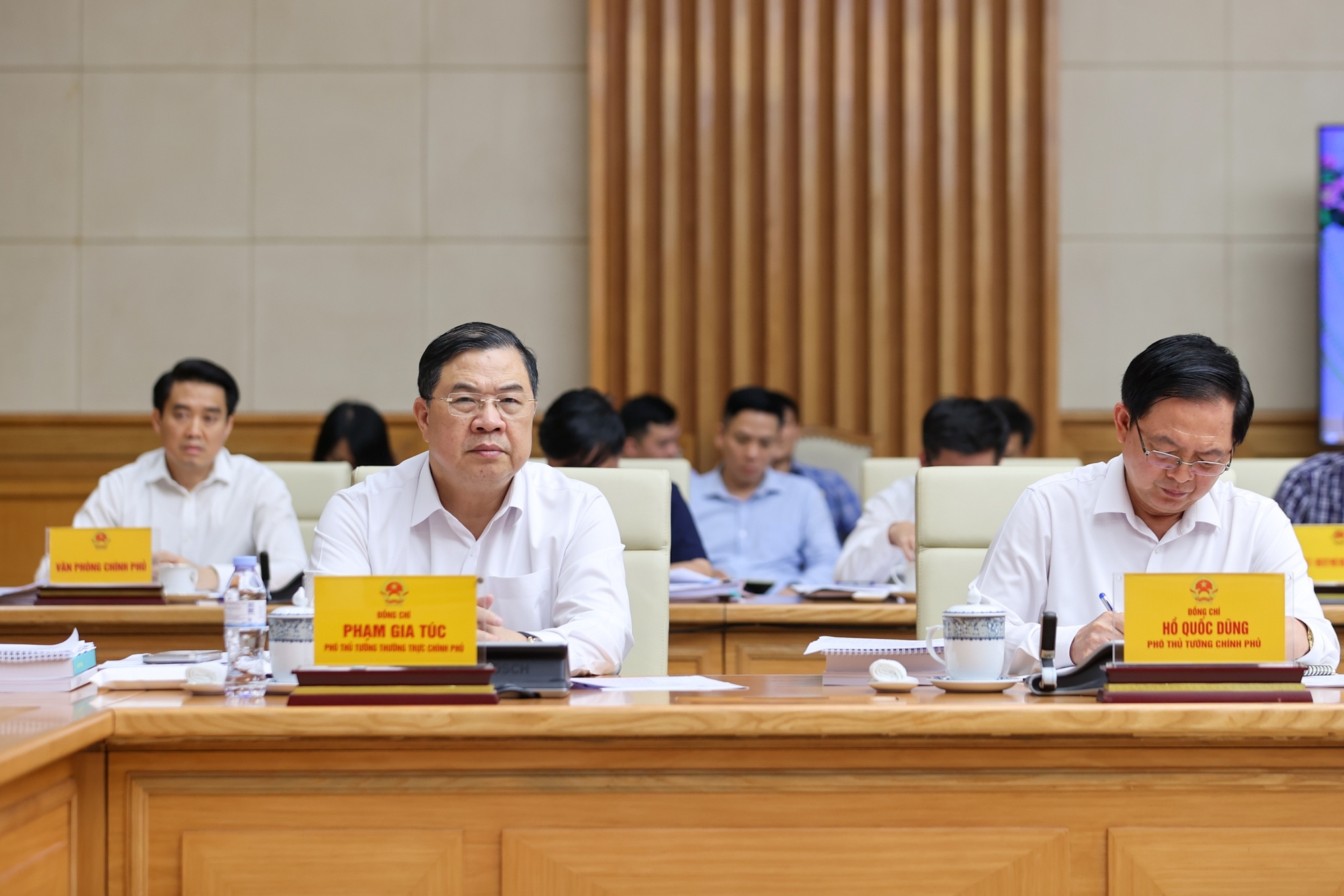Phó Thủ tướng Thường trực Chính phủ Phạm Gia Túc, Phó Thủ tướng Hồ Quốc Dũng dự cuộc họp - Ảnh: VGP/Nhật Bắc