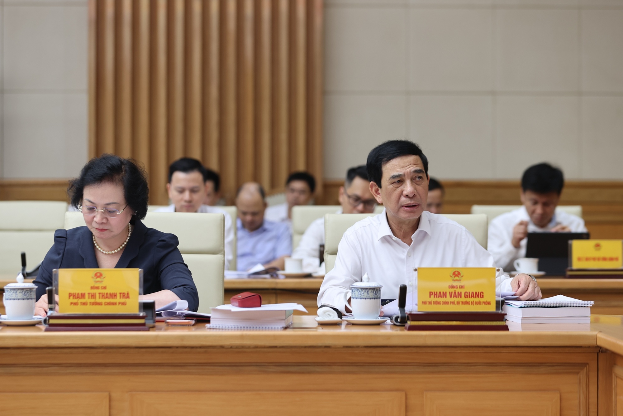 Phó Thủ tướng Chính phủ Phan Văn Giang, Phó Thủ tướng Chính phủ Phạm Thị Thanh Trà dự họp - Ảnh: VGP/Nhật Bắc