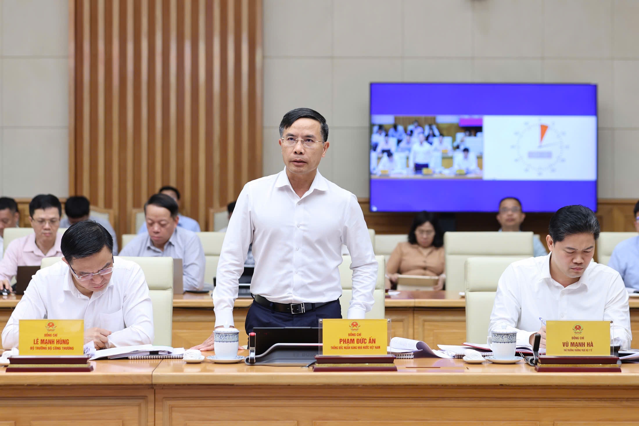 Thống đốc Ngân hàng Nhà nước Phạm Đức Ấn phát biểu tại Phiên họp - Ảnh: VGP/Nhật Bắc