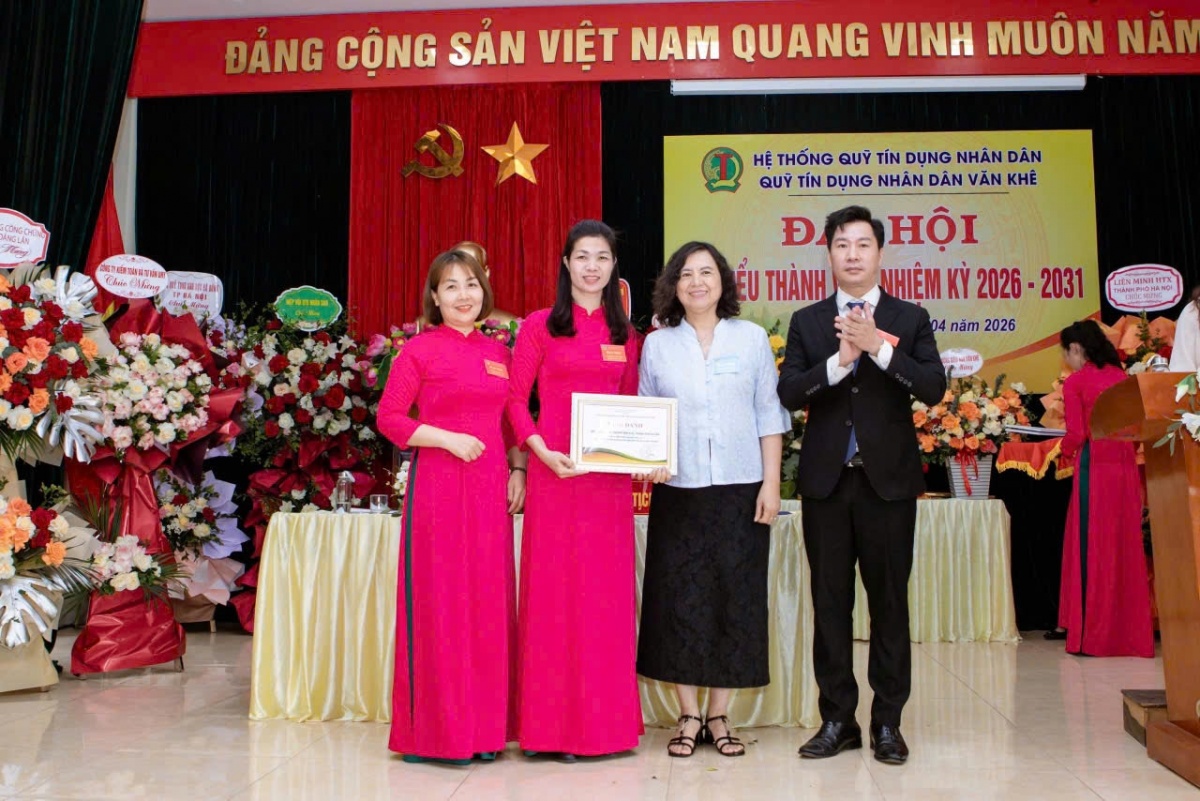 Bà Nguyễn Thị Kim Thanh - Phó Tổng Thư ký Hiệp hội vinh danh tập thể QTDND Văn Khê vì có thành tích xuất sắc trong hoạt động của Hiệp hội Bà Nguyễn Thị Kim Thanh - Phó Tổng Thư ký Hiệp hội vinh danh tập thể QTDND Văn Khê vì có thành tích xuất sắc trong hoạt động của Hiệp hội
