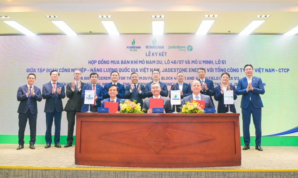 Ảnh 3: Phó Tổng Giám đốc Petrovietnam Lê Mạnh Cường; Tổng Giám đốc Công ty Jadestone Energy Thomas Mitchell Little; Phó Tổng Giám đốc PV GAS Huỳnh Quang Hải ký kết hợp đồng mua bán khí mỏ Nam Du - U Minh dưới sự chứng kiến của các lãnh đạo tham dự buổi lễ Ảnh 3: Phó Tổng Giám đốc Petrovietnam Lê Mạnh Cường; Tổng Giám đốc Công ty Jadestone Energy Thomas Mitchell Little; Phó Tổng Giám đốc PV GAS Huỳnh Quang Hải ký kết hợp đồng mua bán khí mỏ Nam Du - U Minh dưới sự chứng kiến của các lãnh đạo tham dự buổi lễ