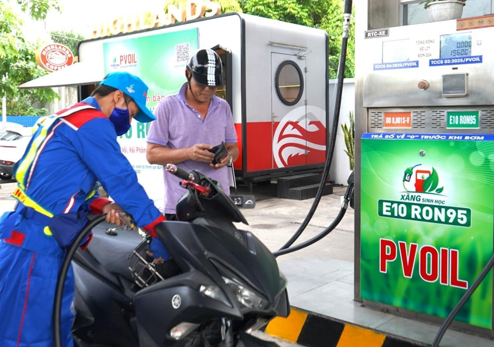 Ảnh 4: PVOIL chấp nhận việc trả phụ phí, chi phí cao để giữ vững nguồn cung cho hệ thống Ảnh 4: PVOIL chấp nhận việc trả phụ phí, chi phí cao để giữ vững nguồn cung cho hệ thống