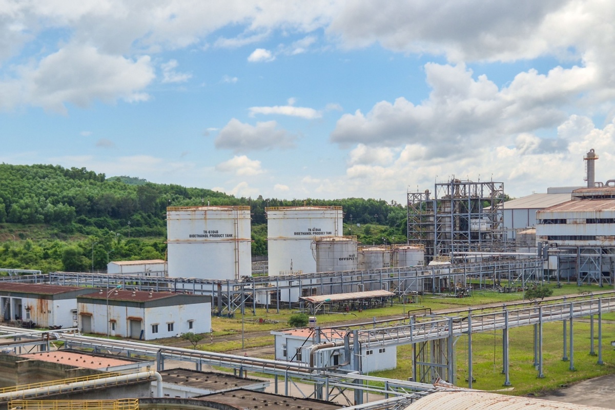 Ảnh 6: Nhà máy Nhiên liệu sinh học Dung Quất là nơi đang sản xuất và cung ứng nguồn ethanol cho BSR phối trộn, kiểm soát chất lượng xăng E10 để đưa ra thị trường. Ảnh 6: Nhà máy Nhiên liệu sinh học Dung Quất là nơi đang sản xuất và cung ứng nguồn ethanol cho BSR phối trộn, kiểm soát chất lượng xăng E10 để đưa ra thị trường.