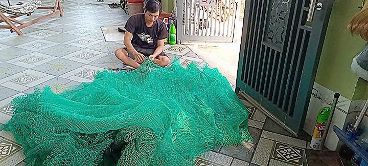 : Nhờ có lưới mới, gia đình anh Nguyễn Đức Hiệp ở khu phố 5, phường Phú Thủy, tăng số chuyến biển và ổn định cuộc sống.