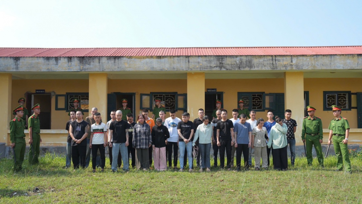 Các đối tượng trong đường dây lừa đảo vừa bị cơ quan Công an bắt giữ (Nguồn: CA Các đối tượng trong đường dây lừa đảo vừa bị cơ quan Công an bắt giữ (Nguồn: CA