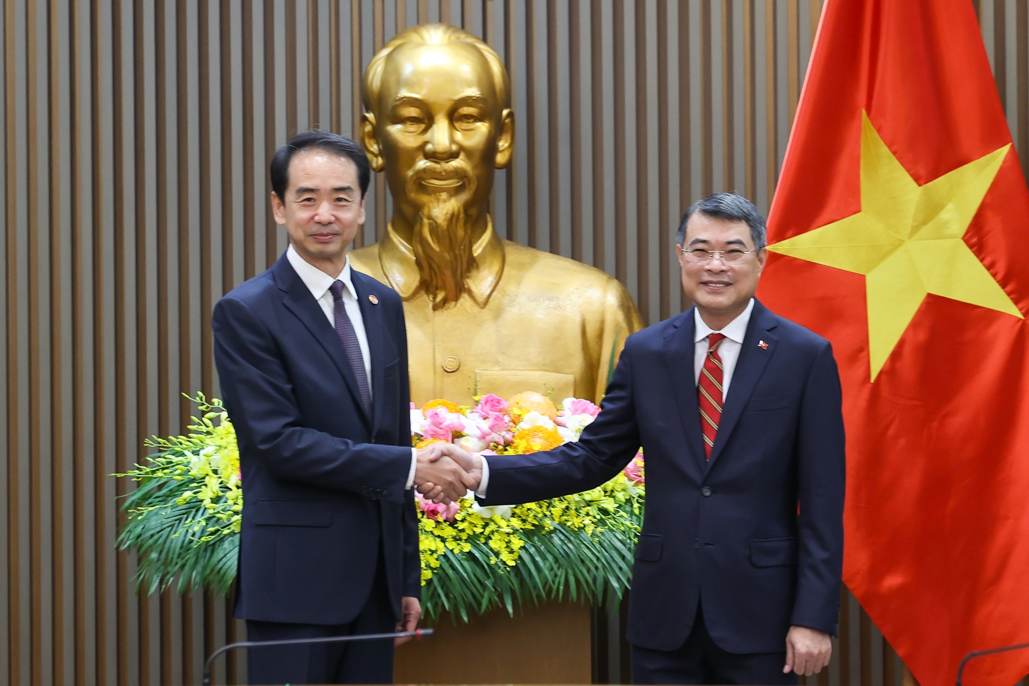 Thủ tướng Chính phủ Lê Minh Hưng và đồng chí Hà Vĩ, Đại sứ đặc mệnh toàn quyền nước Cộng hòa nhân dân Trung Hoa tại Việt Nam - Ảnh: VGP/Nhật Bắc