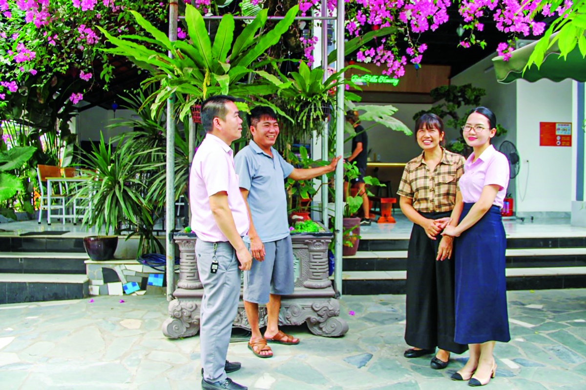 Nguồn vốn từ NHCSXH chi nhánh Ninh Bình đã giúp anh Trần Gia Long (đứng thứ hai từ trái sang) cải tạo nhà ở thành mô hình homestay hiệu quả