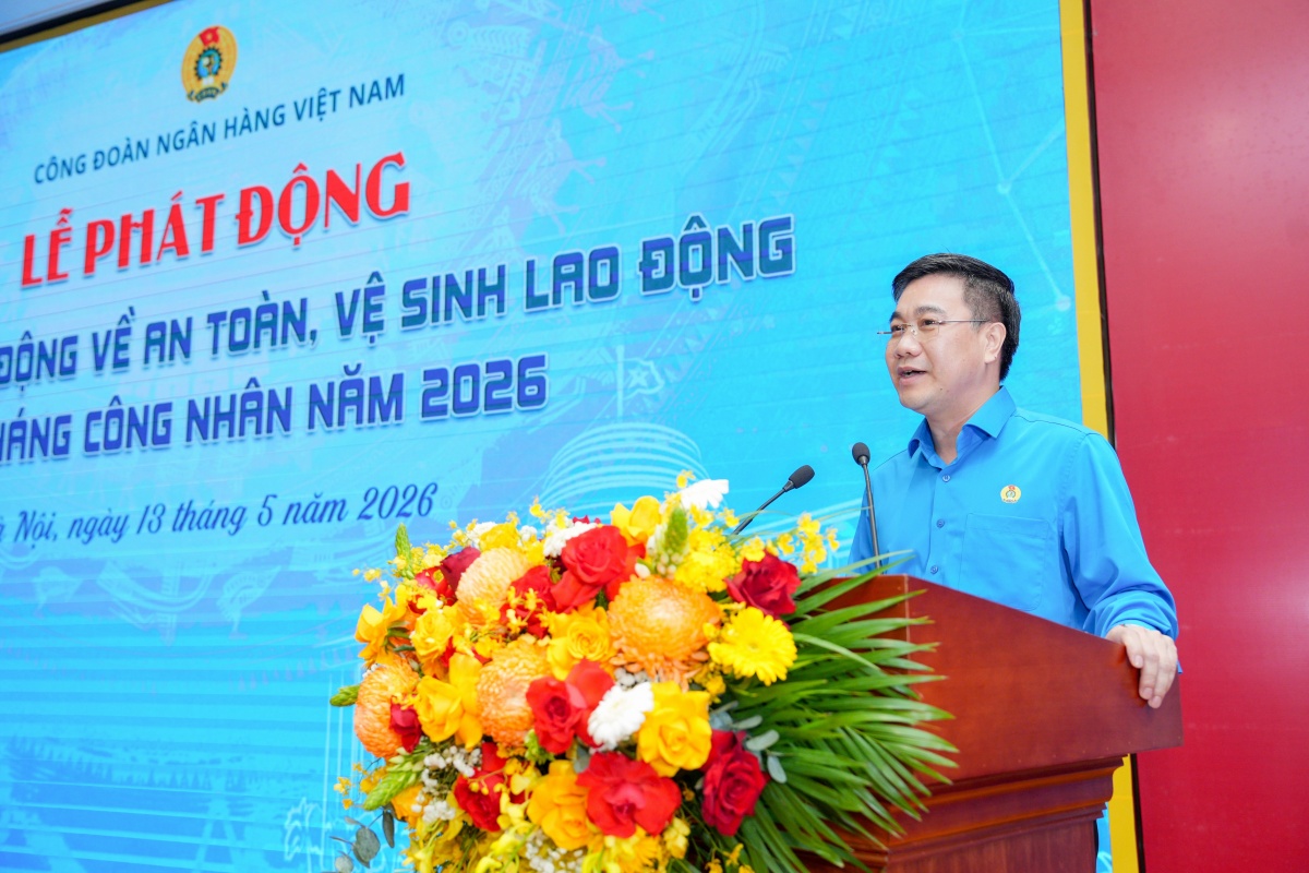 Đồng chí Nguyễn Thành Trung, Phó Chủ tịch Công đoàn Ngân hàng Việt Nam báo cáo kết quả triển khai tháng công nhân, tháng hành động về ATVSLĐ. Đồng chí Nguyễn Thành Trung, Phó Chủ tịch Công đoàn Ngân hàng Việt Nam báo cáo kết quả triển khai tháng công nhân, tháng hành động về ATVSLĐ.