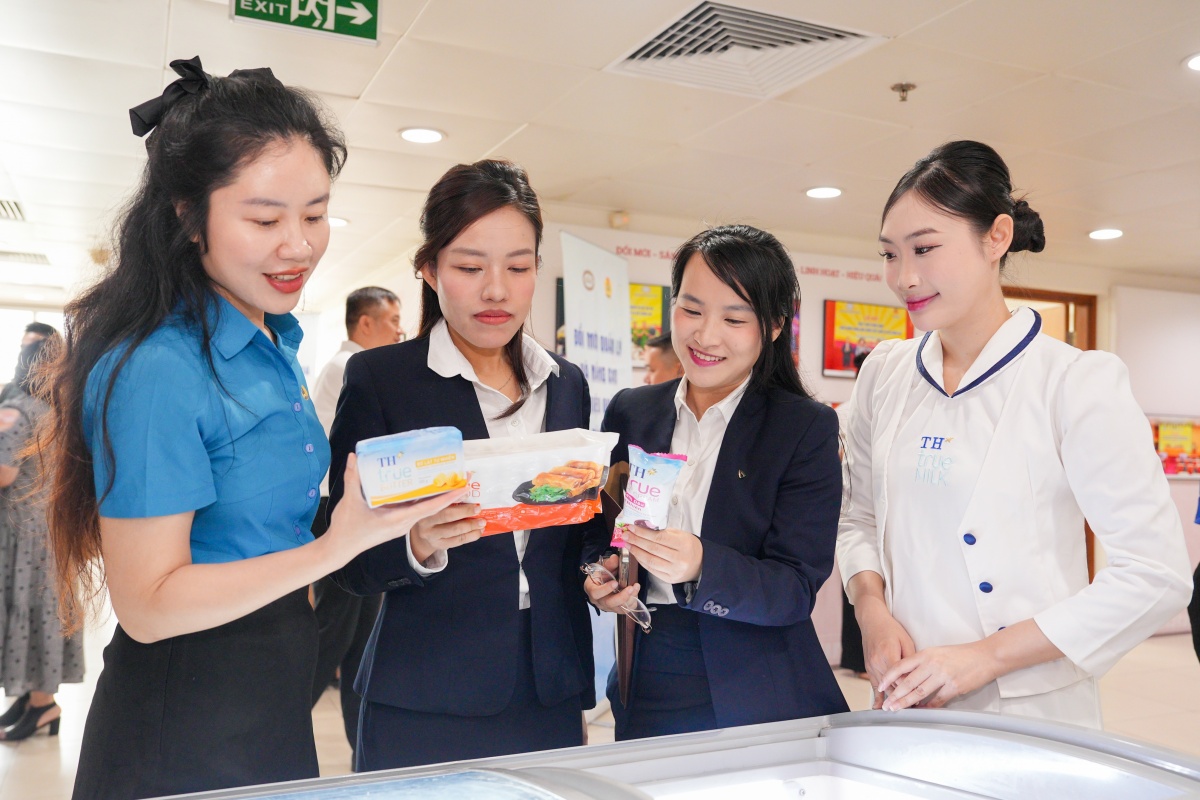 các đại biểu cũng tham quan nhiều gian hàng giới thiệu sản phẩm, dịch vụ dành cho đoàn viên công đoàn các đại biểu cũng tham quan nhiều gian hàng giới thiệu sản phẩm, dịch vụ dành cho đoàn viên công đoàn